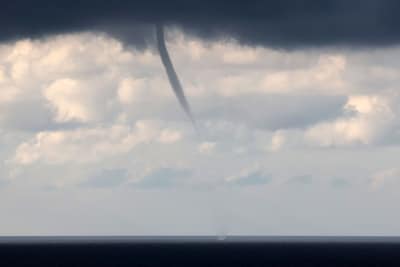 Waterhozen met zware windstoten en onweersbuien op komst: KNMI geeft code geel af
