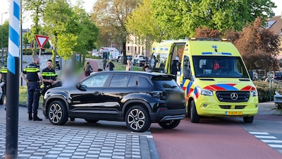 Vrouw op scootmobiel raakt gewond bij aanrijding met auto in Den Bosch
