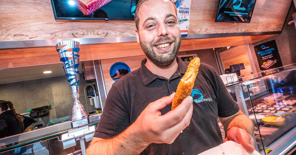 Deze viszaak verkoopt opvallende snack: een kaassoufflé met zalm (en dat valt in de smaak)