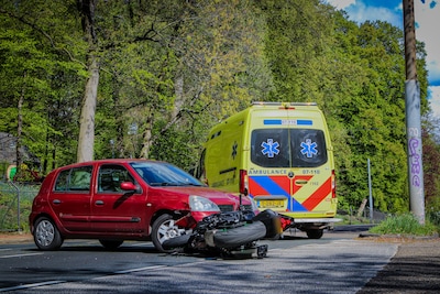 Motorrijder gewond na botsing met auto in Arnhem