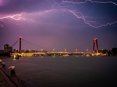 Donkere wolken en felle bliksem boven regio Rotterdam: noodweer levert indrukwekkende foto’s op