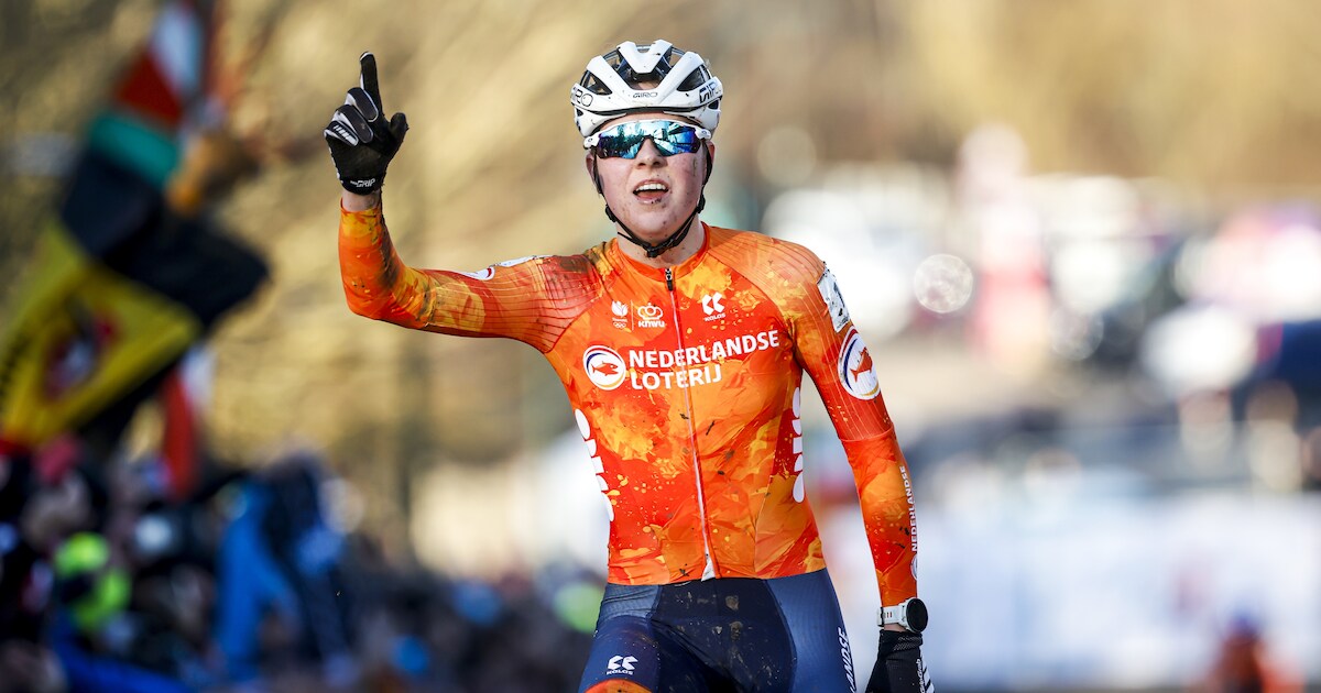 Fem van Empel pakt derde wereldtitel veldrijden, zilveren Lucinda Brand niet te spreken over late in