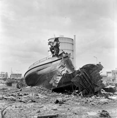 Explosie op munitieschip in Utrecht eiste levens, tientallen gewonden en richtte in wijde omtrek rav