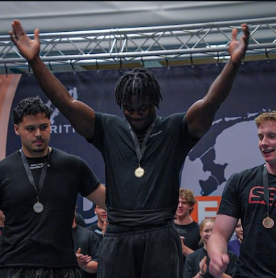 Na bijna fatale blindedarmontsteking kroont Emmanuel (18) zich tot Nederlands kampioen powerliften