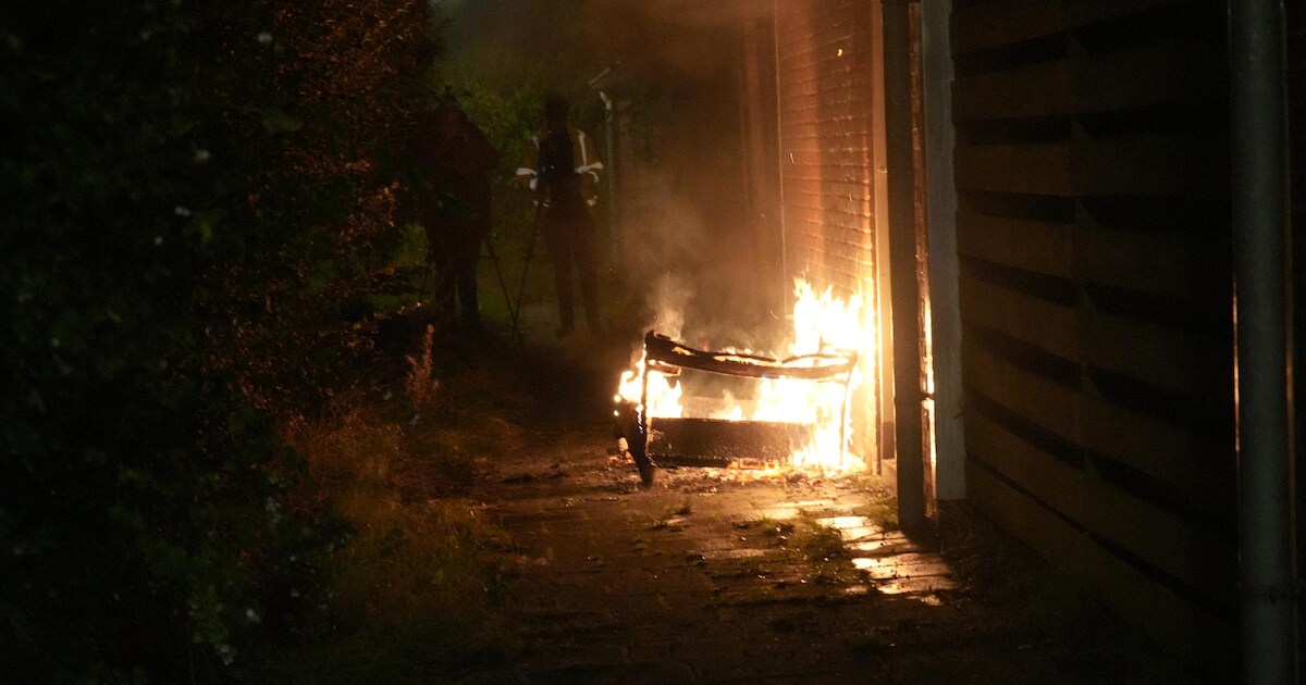 Schuurtje in Assen in de as gelegd nadat bankje in brand vliegt