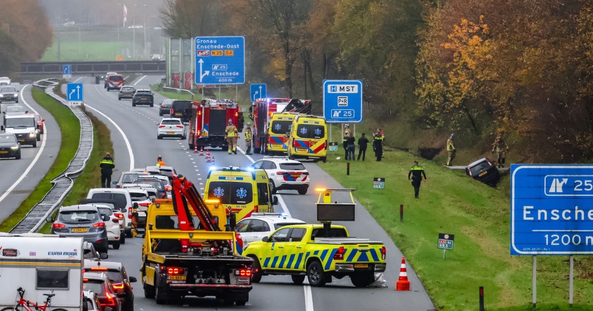 Auto van de weg op de A35 bij Enschede