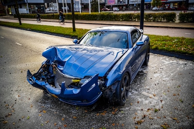 Sportauto in de prak gereden bij eenzijdig ongeluk in Nijmegen