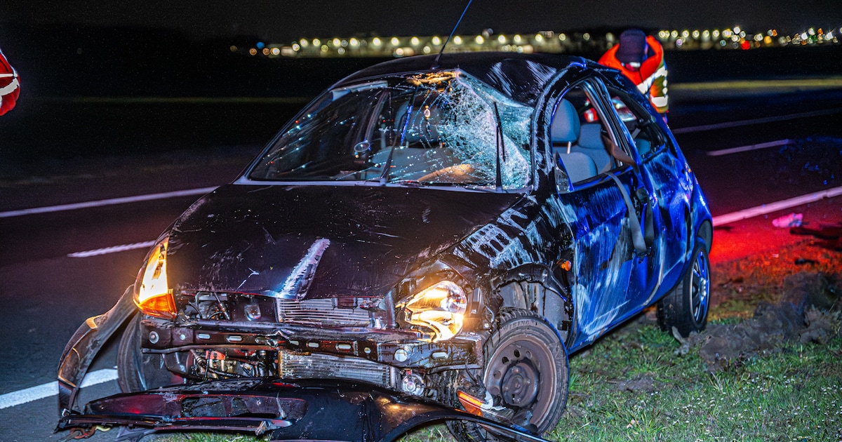Auto slaat over de kop op A7 bij Heerenveen: bestuurder naar ziekenhuis