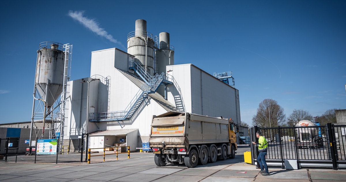 Kleibeweging exposeert keramiek bij betonfabriek in Rheden