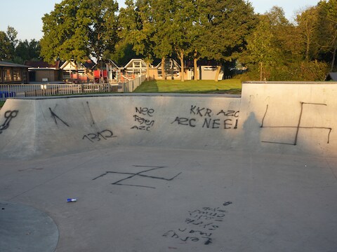 ‘AZC Nee’, hakenkruizen en dodelijke ziekte: graffitivandalen slaan weer toe in Bunschoten