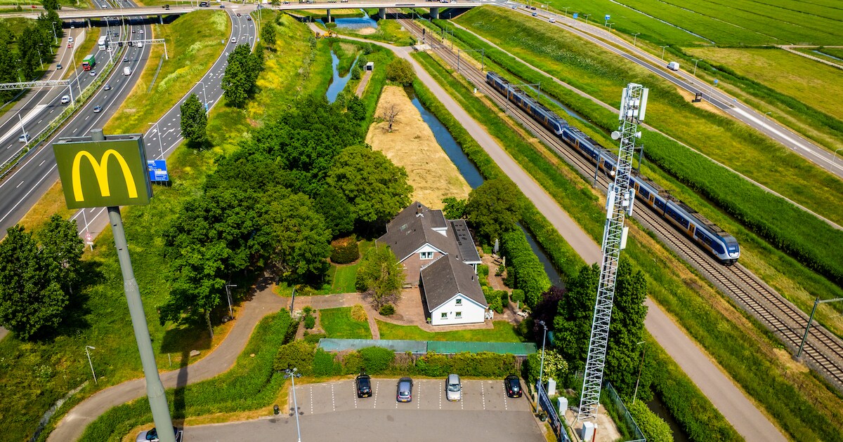 Woning van Jan staat tussen A20, spoor en McDonald’s, alleen laatste hoort hij: ‘Dan gaat het boem, 