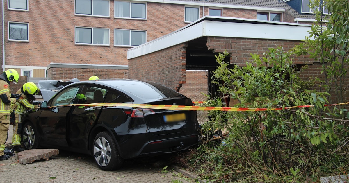 Automobiliste rijdt tegen garagebox in Heerhugowaard