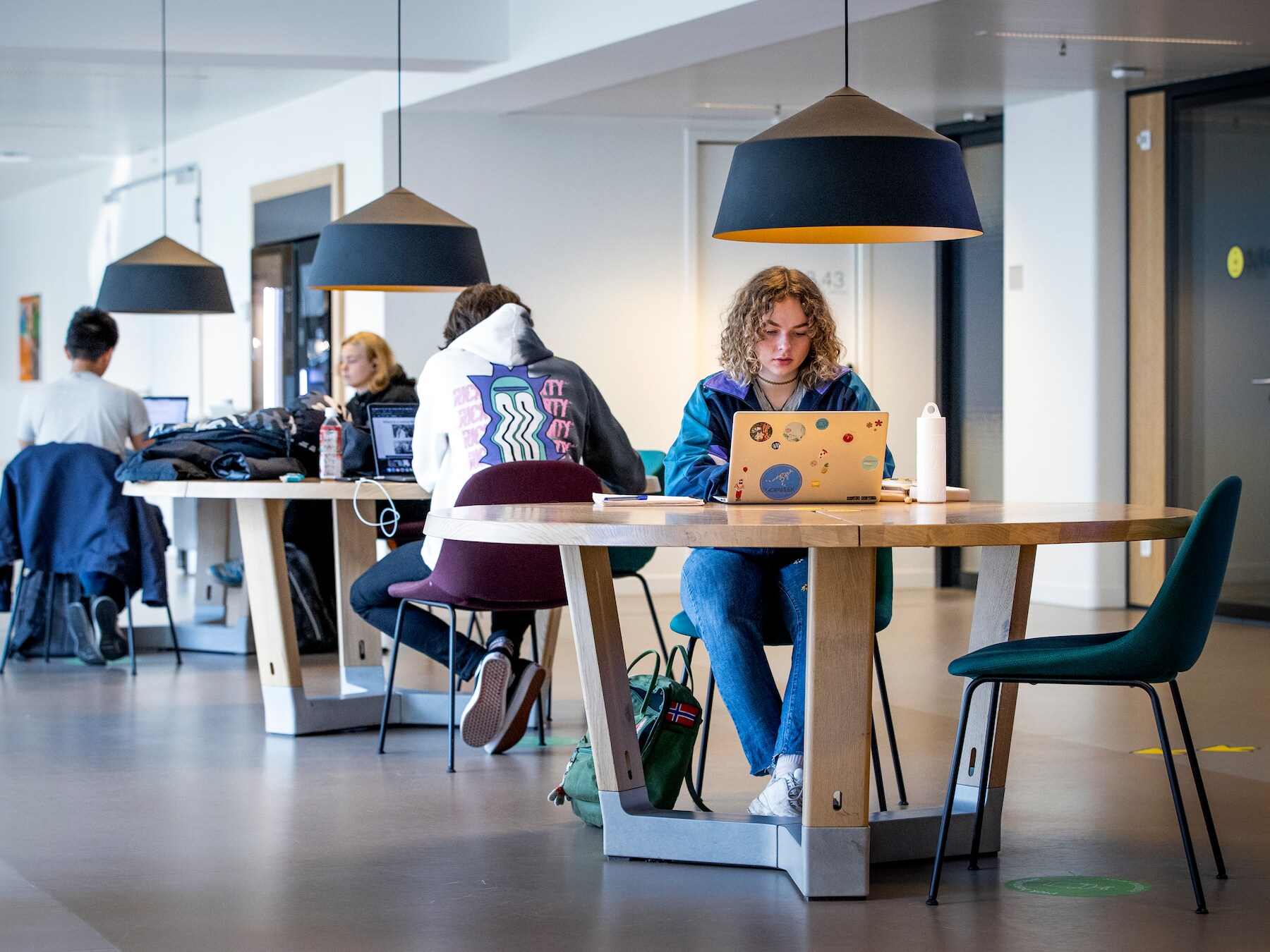 Studenten op afstand aan het werk in de dependance van de universiteit van Leiden