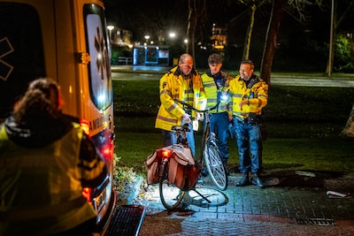 Fietser die zwaargewond op straat in Alphen werd gevonden, is overleden