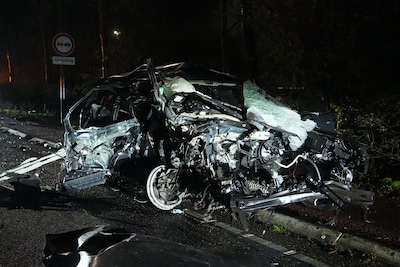 Automobilist crasht na achtervolging op Oosterhoutseweg: auto totaal vernield, bestuurder gewond