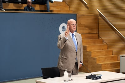 Grapperhaus wipes away tears, Van Dissel does something rare: this was day 15 of the corona hearings
