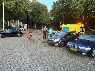 Fietser nagekeken door ambulancepersoneel na aanrijding met auto