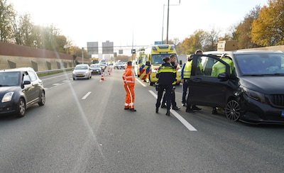 Busje botst op vangrail bij Zwolle, ruim drie kwartier vertraging