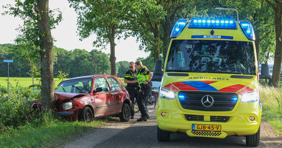 Twee inzittenden naar ziekenhuis na eenzijdig ongeval in Laren