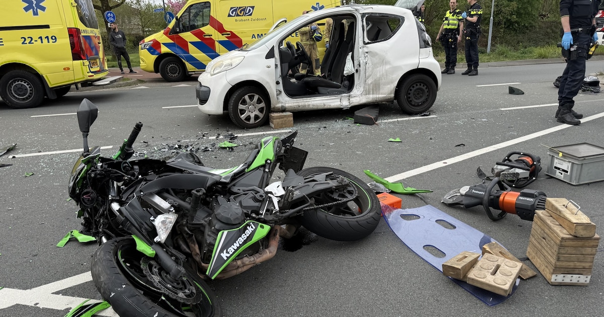 Bestuurder ernstig gewond bij botsing tussen auto en motor in Geldrop, veel schade