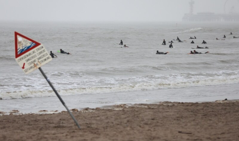Tientallen surfers trotseren ondanks storm Benjamin de golven.
