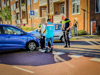 Automobilist schept scooterrijder op fietspad in Arnhem