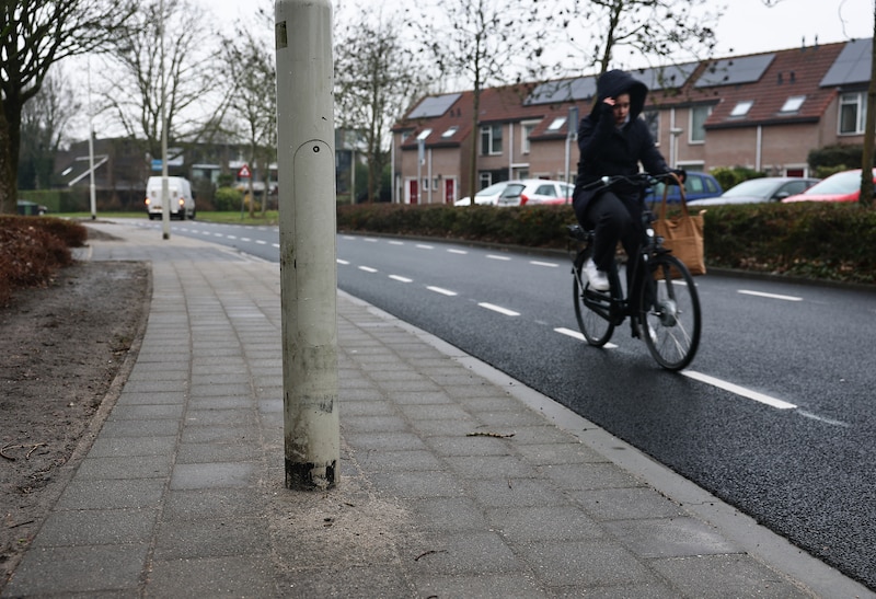 Bij het passeren van deze lantaarnpaal op de Vestingweg is de kans groot dat rolstoelers op de rijbaan terecht komen, waar gewoonlijk veel fietsers rijden. 