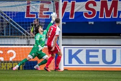 Heerenveen via 19-jarige naast AZ in vermakelijk duel, Alkmaarders willen foutloze status behouden