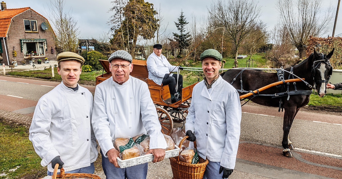 Voorafgaand aan Pasen krijgen inwoners van Kockengen per paard en wagen gratis brood: ‘Stukje nostal