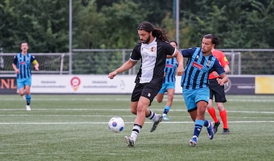 Spanning stijgt in districtsbeker: welke clubs stoten door naar knock-outfase?