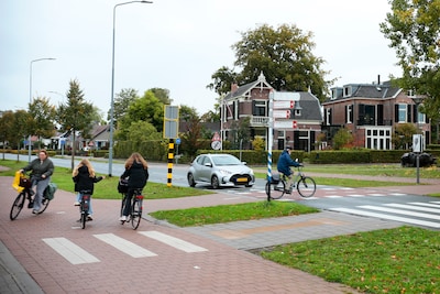 Wordt beruchte oversteekplaats in centrum Barneveld veiliger?: ‘Bijna wekelijks gaat het hier mis ’