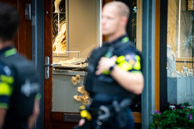 Vitrines kapotgeslagen bij overval door gewapende mannen op juwelier in Rotterdam-Kralingen