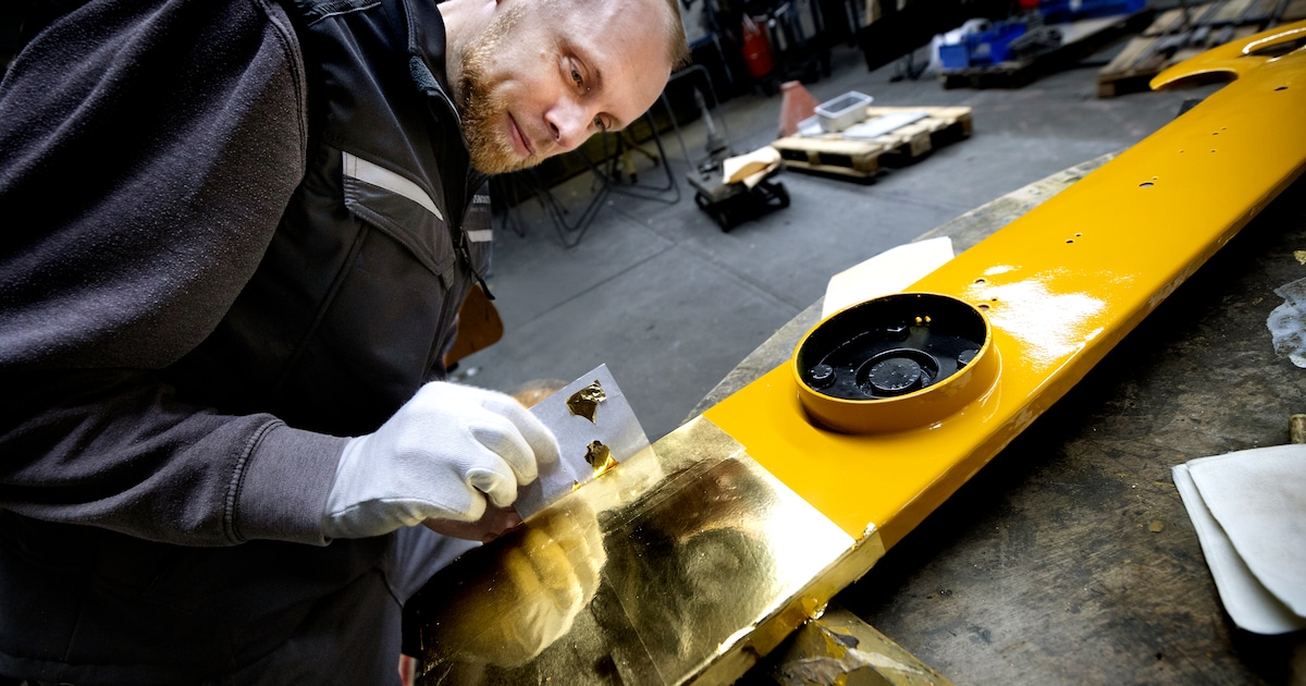 23,7 karaat goud voor Gorcumse Toren: Koninklijke Eijsbouts restaureert wijzerplaten en wijzers