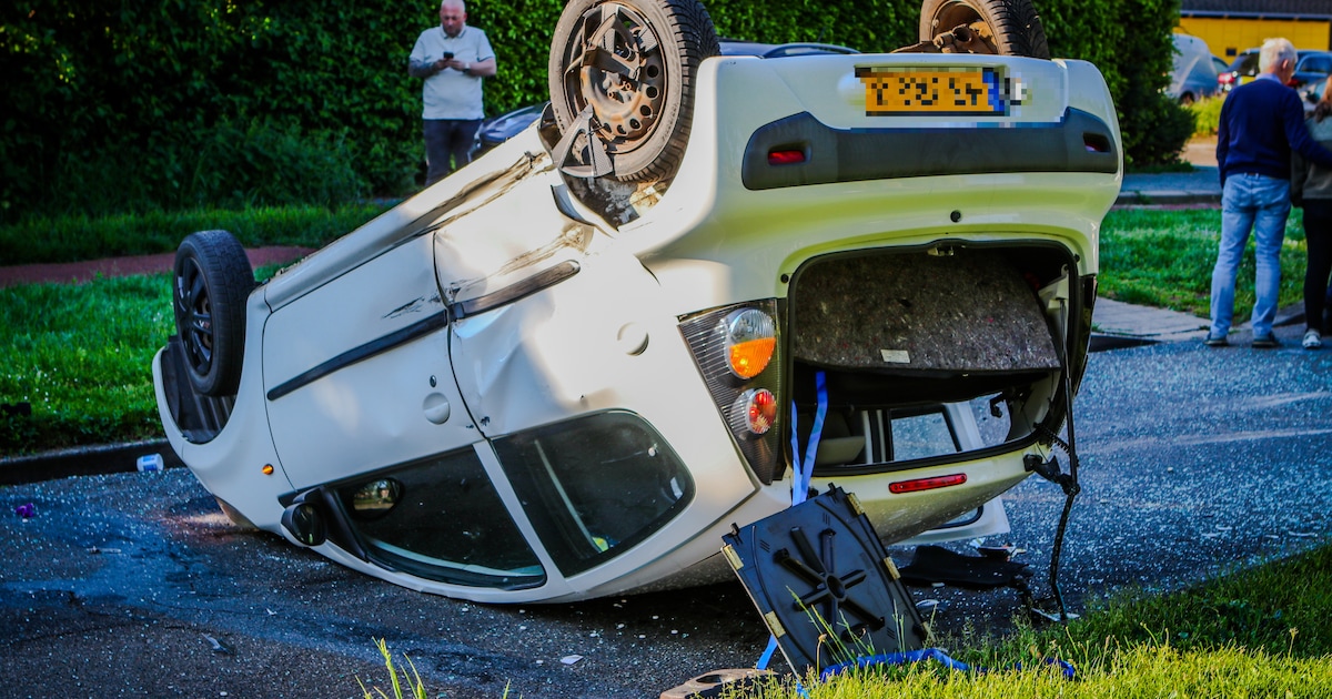 Voertuig slaat over de kop na botsing in Doetinchem
