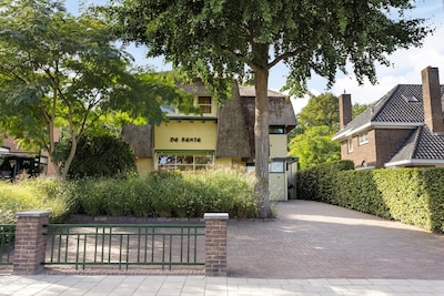 Deze karaktervolle jaren 20 villa in Veenendaal is comfortabel, karaktervol én centraal