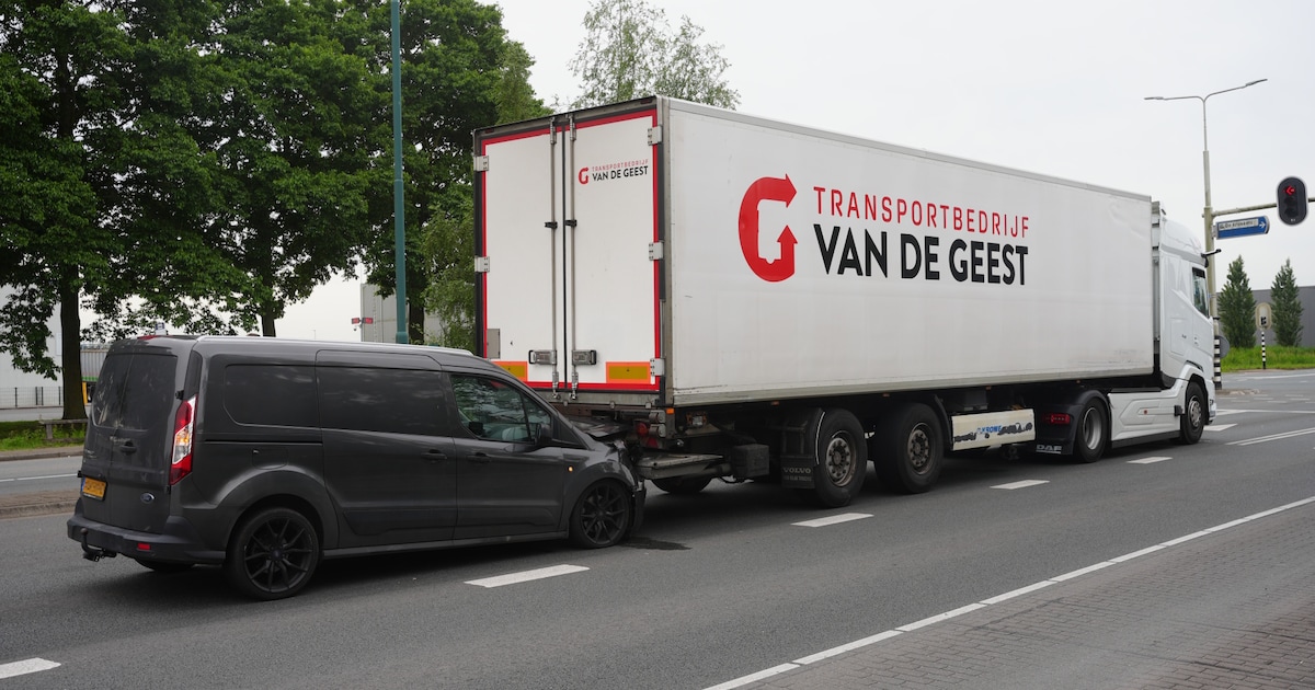 Busje knalt achterop vrachtwagen in Bunschoten, trucker onder invloed van drugs