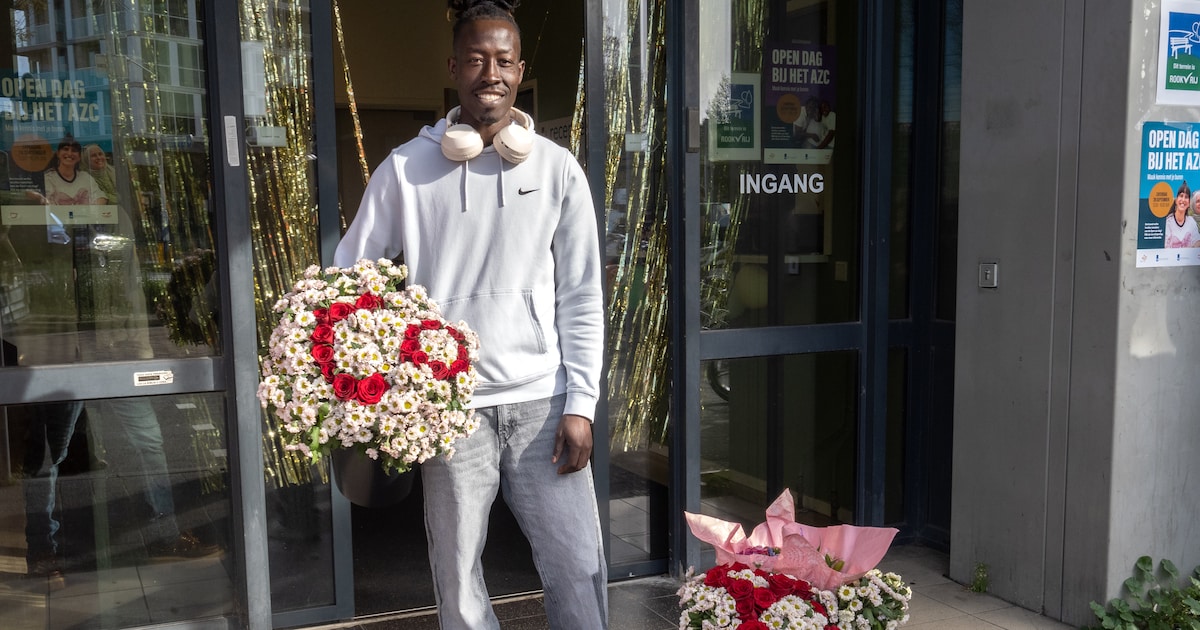 Omwonenden kijken binnen bij nieuw azc in Den Haag tijdens open dag ...