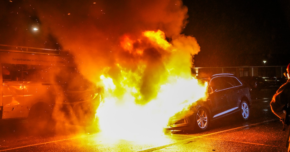 Brand op parkeerplaats verwoest twee voertuigen in Geldrop, aanmaakblokjes onder raam van bestelbus