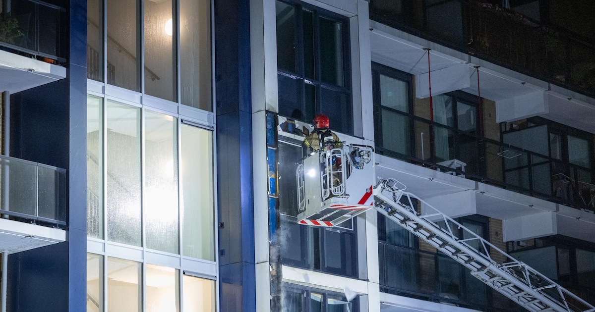 Gevel appartementencomplex aan Watercirkel in Amstelveen beschadigd na brand