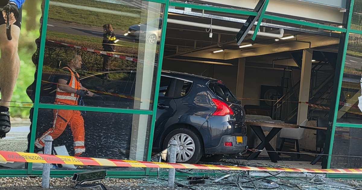Grote schade in Steenwijk: auto rijdt winkel binnen