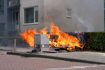 Brandende stapel grofvuil zorgt voor rookoverlast in Dordtse wijk