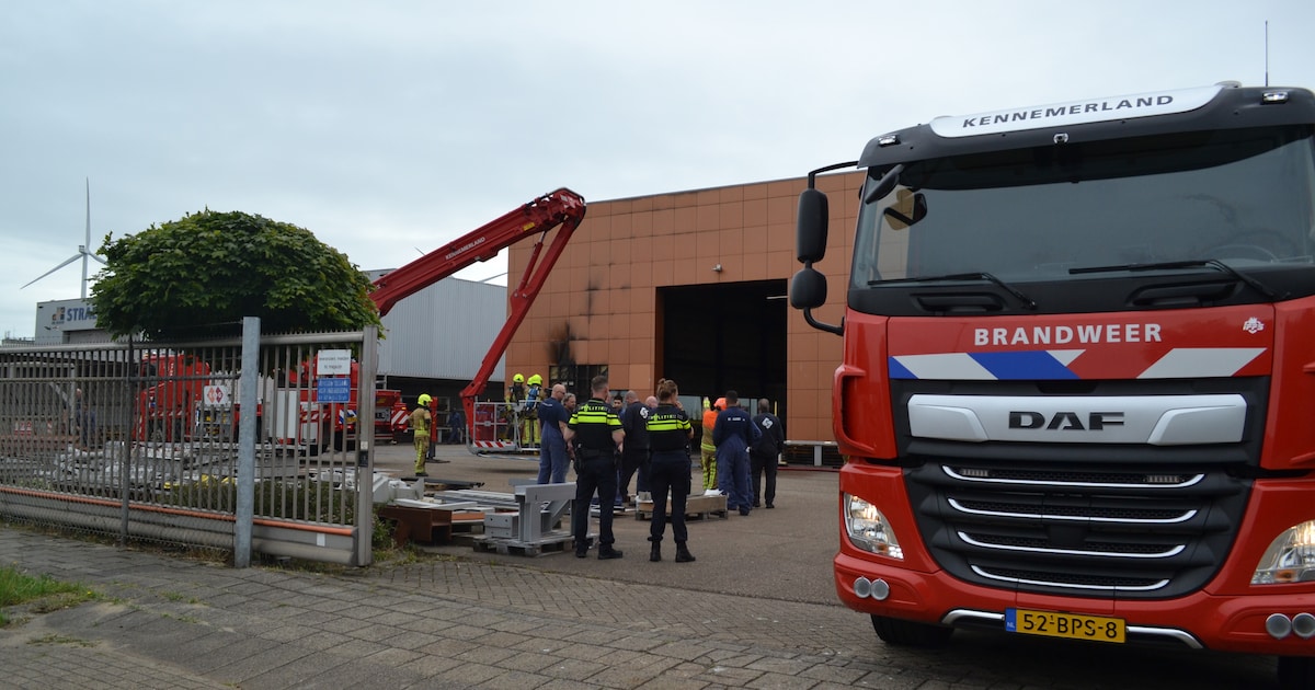 Staalbedrijf aan Staalstraat in Velsen-Noord vatte vlam, brand snel onder controle