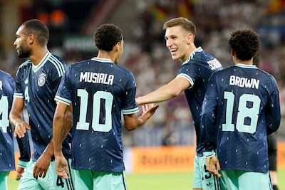 LIVE | Duitsland op weg naar eenvoudige zege op Finland, oud-speler van Go Ahead valt in, Alfred Schreuder op bank bij Mannschaft