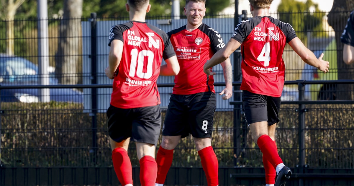 Oud-prof De Reuver (30) stopt met voetballen: ‘Wil mijn club in de eerste klasse houden’