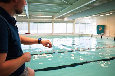 Een vol zwembad en toch ziet niemand de drenkeling: nieuwe techniek moet badmeesters helpen