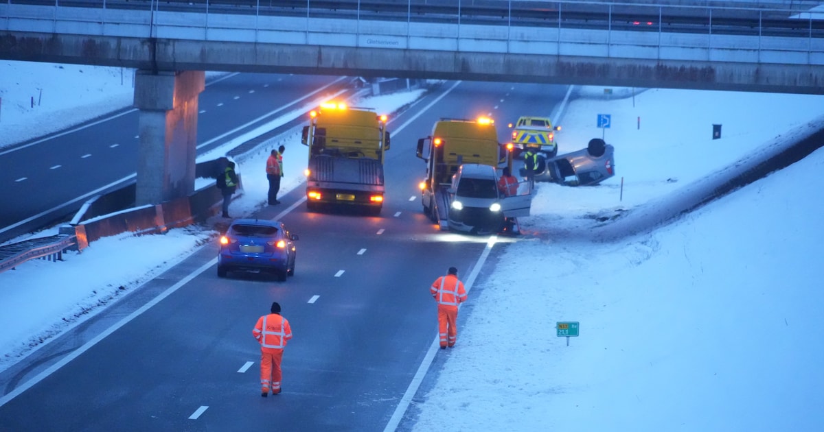 Meerdere auto's betrokken bij ongeval op de N33 bij Gieten: auto op zijn kop in de berm