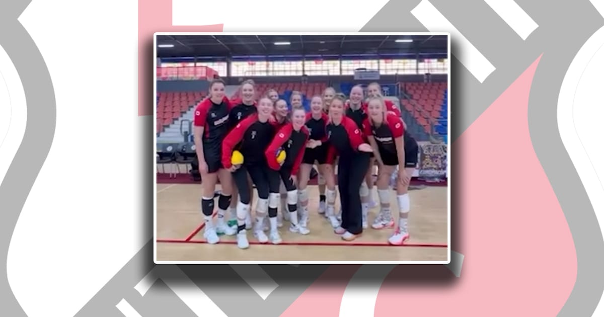 Apeldoornse volleybalsters roepen fans FC Utrecht in Sevilla om hulp: ‘Jullie zijn toch al in de buu