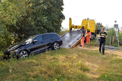 Dief steelt BMW uit garage in Rossum, maar crasht even later in Hurwenen