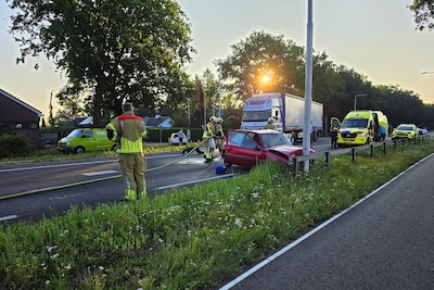 Auto tientallen meters meegesleurd na botsing met vrachtwagen bij De Klomp