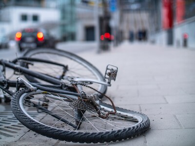 Verdachte zou ‘met kracht’ fiets en reclamebord hebben gegooid: agent maakt verhaal groter dan het i